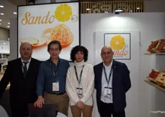 De derecha a izquierda: Miquel Matamoros con su esposa, Lluís Corral y Joan Caballol, en el stand de Sando, la variedad protegida de clementina.